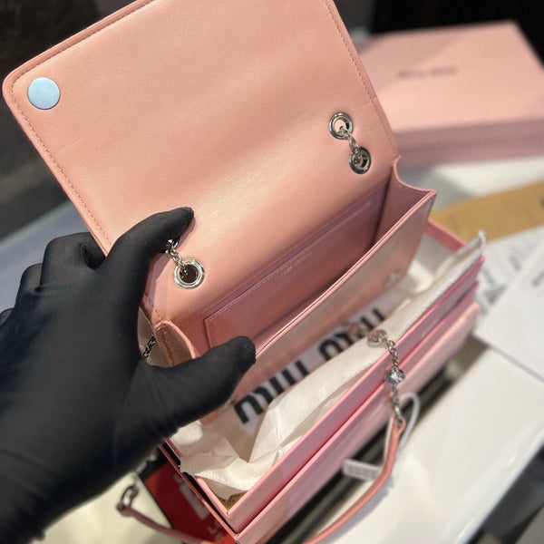 BORSA TRAPUNTATA CON CATENA DI CRISTALLI 21 IN PELLE DI AGNELLO ROSA CONTORNO