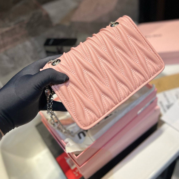 BORSA TRAPUNTATA CON CATENA DI CRISTALLI 21 IN PELLE DI AGNELLO ROSA CONTORNO