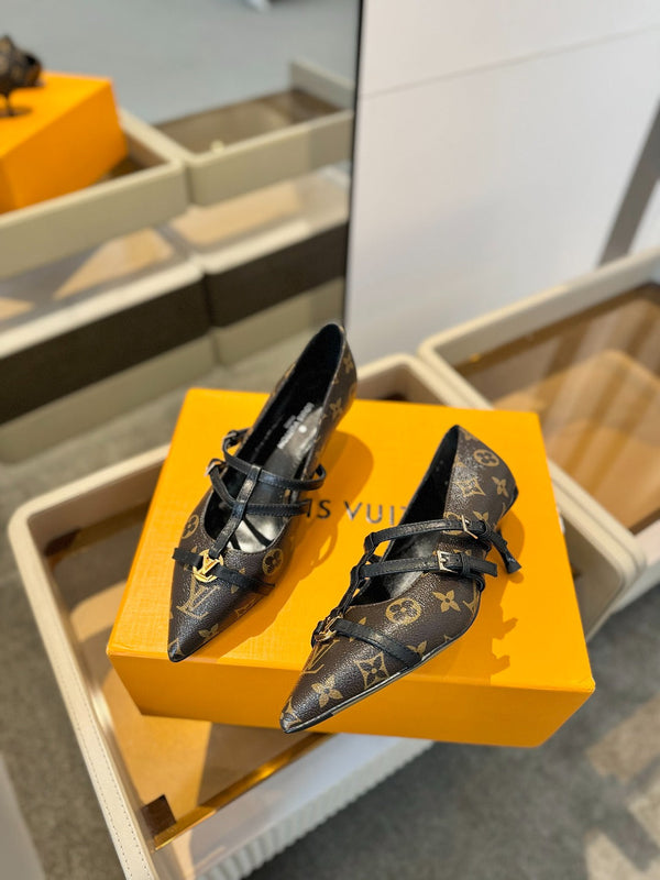 DÉCOLLETÉ ALTO 5 CM CON TRIPLO CINTURINO IN PELLE DI VITELLO MONOGRAM MARRONE CIOCCOLATO E CINTURINO NERO