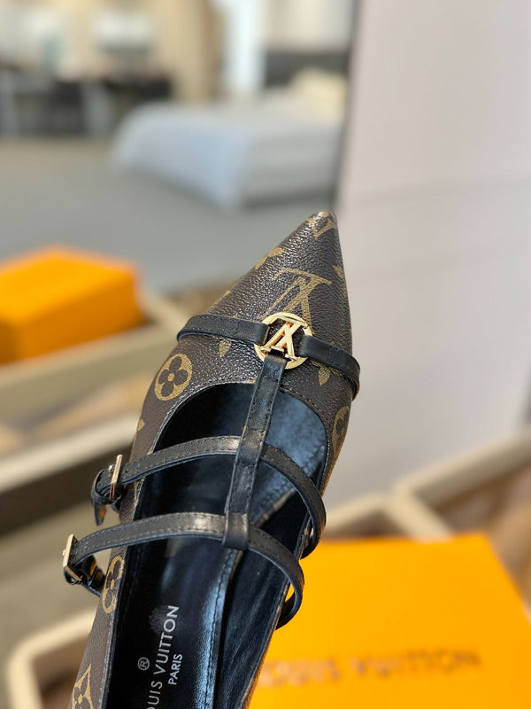 DÉCOLLETÉ ALTO 5 CM CON TRIPLO CINTURINO IN PELLE DI VITELLO MONOGRAM MARRONE CIOCCOLATO E CINTURINO NERO