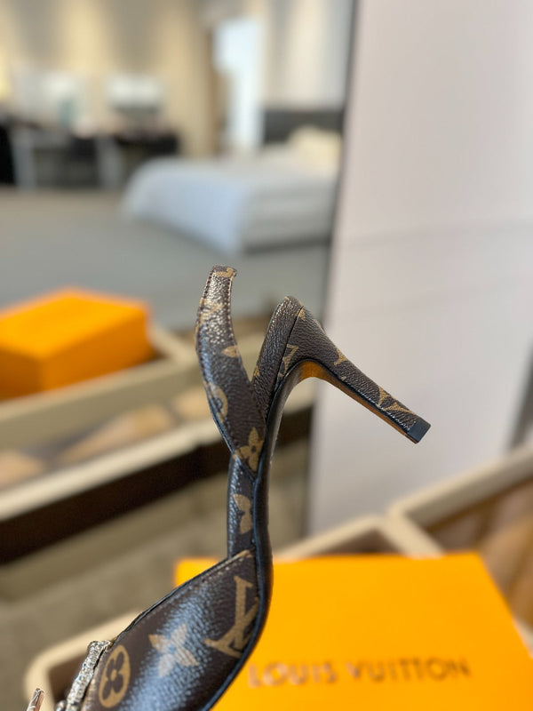 SANDALI CON TACCO ALTO 75 MM IN PELLE DI VITELLO MONOGRAMMA MARRONE CIOCCOLATO CON CRISTALLO