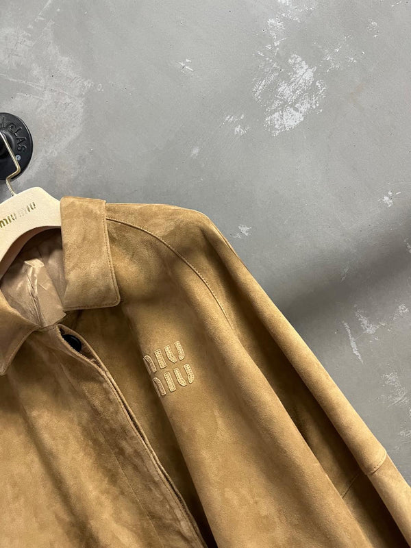 Giacca Miu Miu 2025 in pelle scamosciata di pecora color cammello