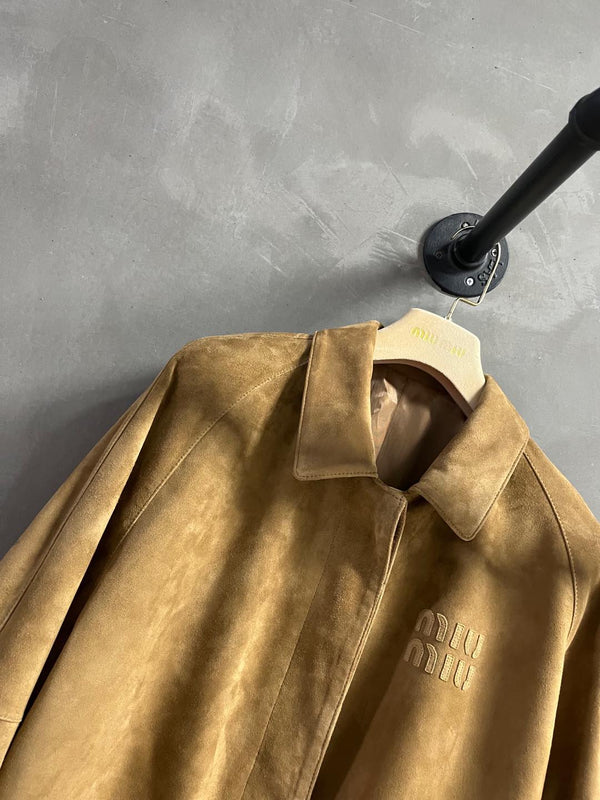 Giacca Miu Miu 2025 in pelle scamosciata di pecora color cammello