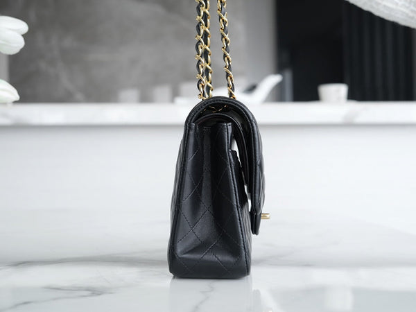CLASSIC FLAP 25 BLACK LAMBSKIN LIGHT GOLD HARDWARE