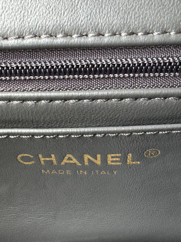 24c mini flap bag 20cm with top handle grey patent calfskin