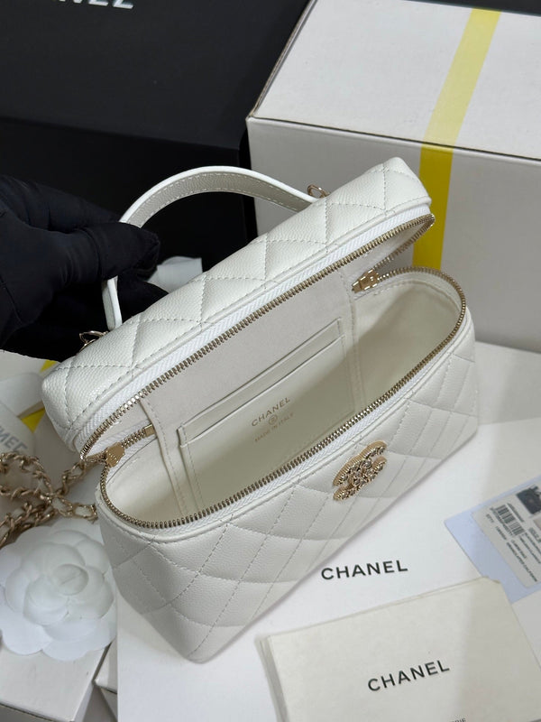 CC 25P Vanity Case 19.5cm White Calfskin Heart Rhinestone 243604