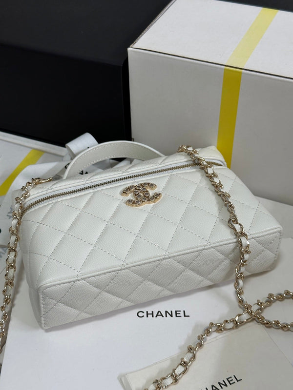 CC 25P Vanity Case 19.5cm White Calfskin Heart Rhinestone 243604