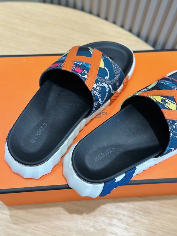 HM SLIPPERS BLACK AND NAVY CANVAS WITH MOTIF