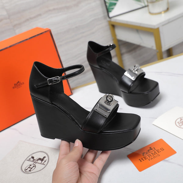 SANDALI CON ZEPPA IN PELLE DI AGNELLO NERA