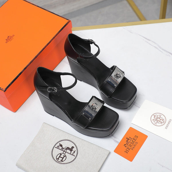 SANDALI CON ZEPPA IN PELLE DI AGNELLO NERA