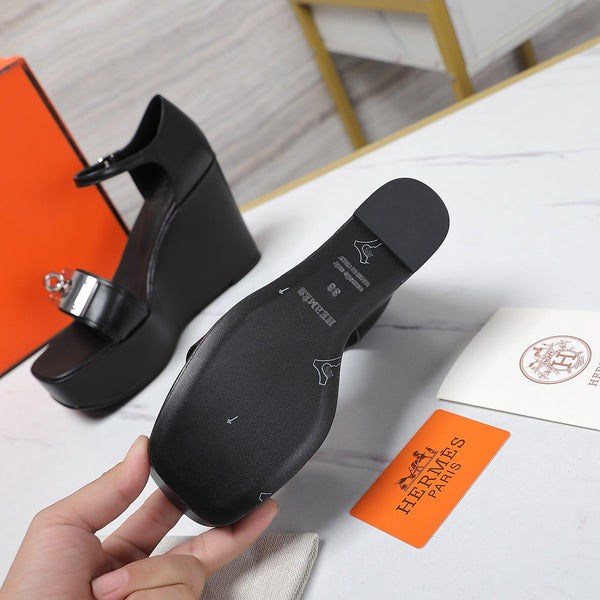 SANDALI CON ZEPPA IN PELLE DI AGNELLO NERA