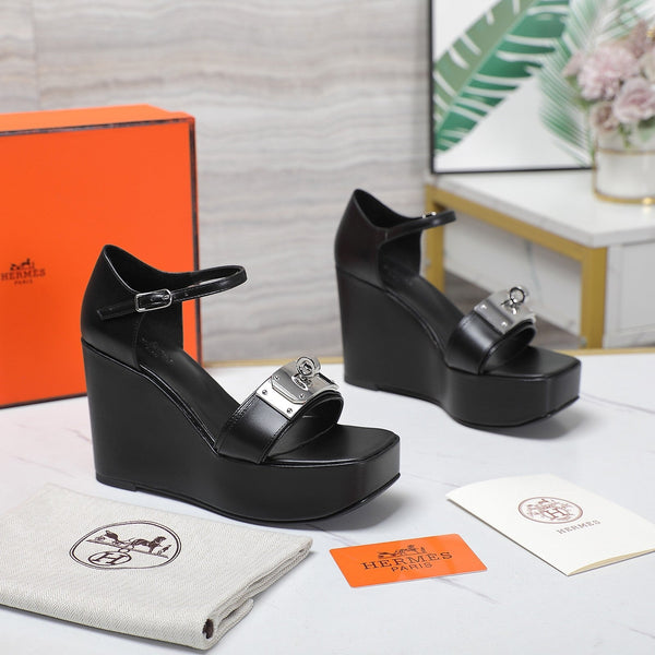 SANDALI CON ZEPPA IN PELLE DI AGNELLO NERA