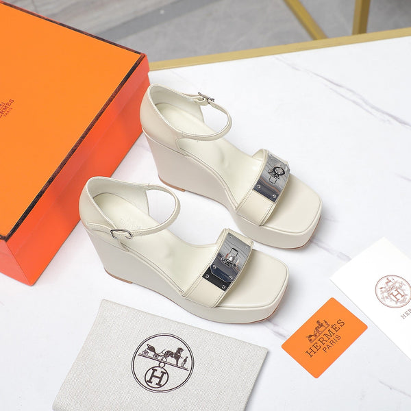 SANDALI CON ZEPPA IN PELLE DI AGNELLO DA NEVE