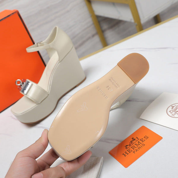 SANDALI CON ZEPPA IN PELLE DI AGNELLO DA NEVE