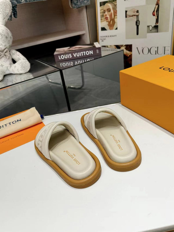 LV Bliss Flat Mule in tela di vitello color crema