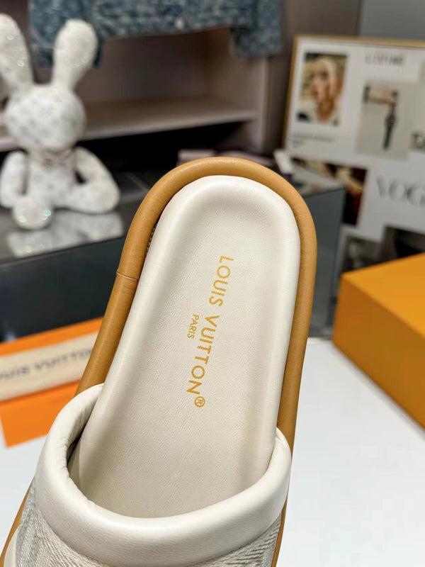 LV Bliss Flat Mule in tela di vitello color crema