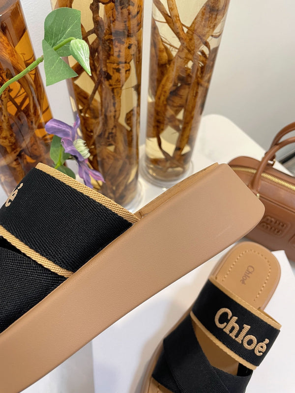 SANDALI CON ZEPPA CHLOÉ WOODY IN TELA NERA CON SUOLA IN GOMMA MARRONE SIDRO