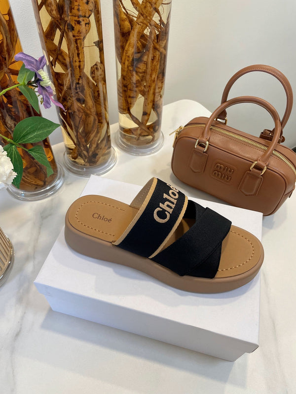 SANDALI CON ZEPPA CHLOÉ WOODY IN TELA NERA CON SUOLA IN GOMMA MARRONE SIDRO