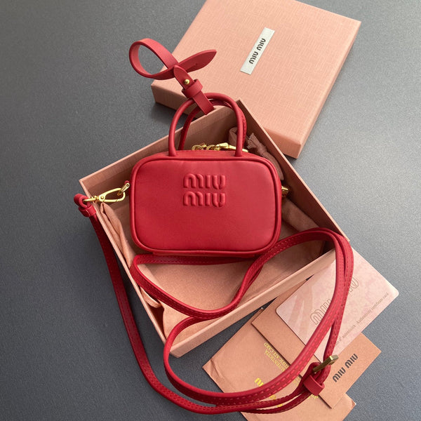 PORTACHIAVI MICRO BAG 11 IN PELLE DI VITELLO ROSSO PAPAVERO CON LOGO IN RILIEVO