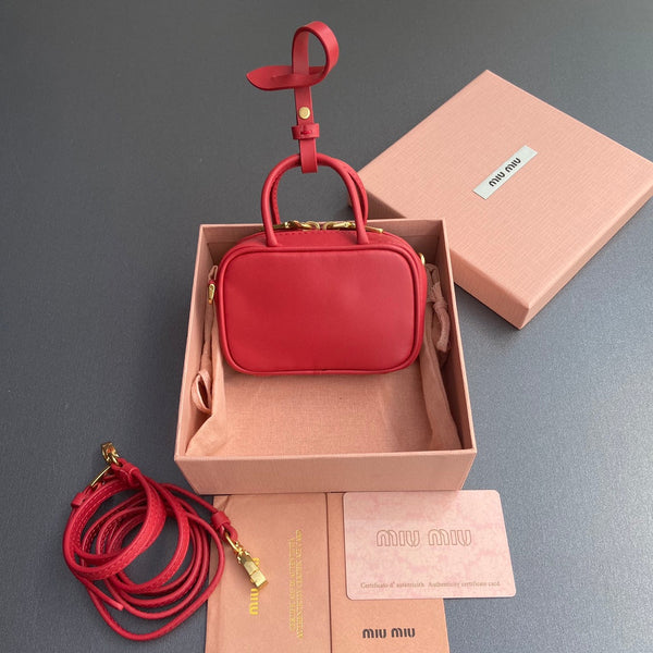 PORTACHIAVI MICRO BAG 11 IN PELLE DI VITELLO ROSSO PAPAVERO CON LOGO IN RILIEVO