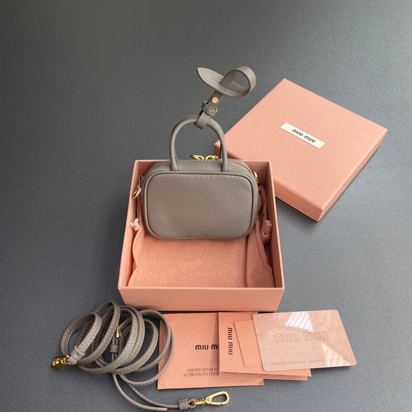 Miu 11 Borsa micro in pelle grigia Beau 240371