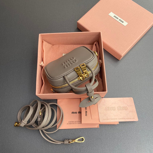 PORTACHIAVI MICRO BAG 11 IN PELLE DI VITELLO GRIGIO ARGILLA FERRAMENTA ORO LOGO IN RILIEVO