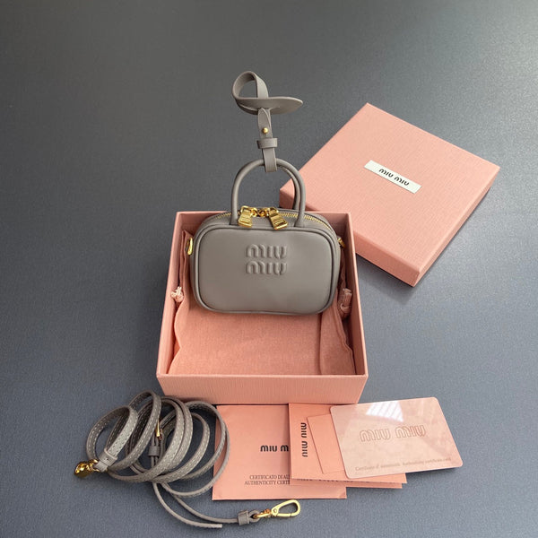 Miu 11 Borsa micro in pelle grigia Beau 240371