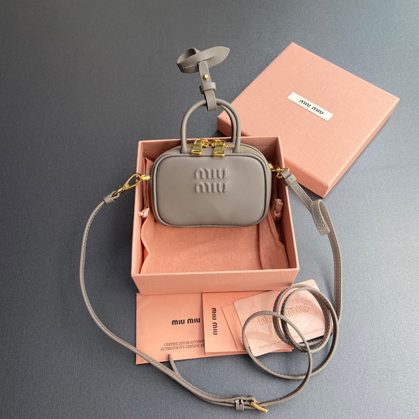 Miu 11 Borsa micro in pelle grigia Beau 240371