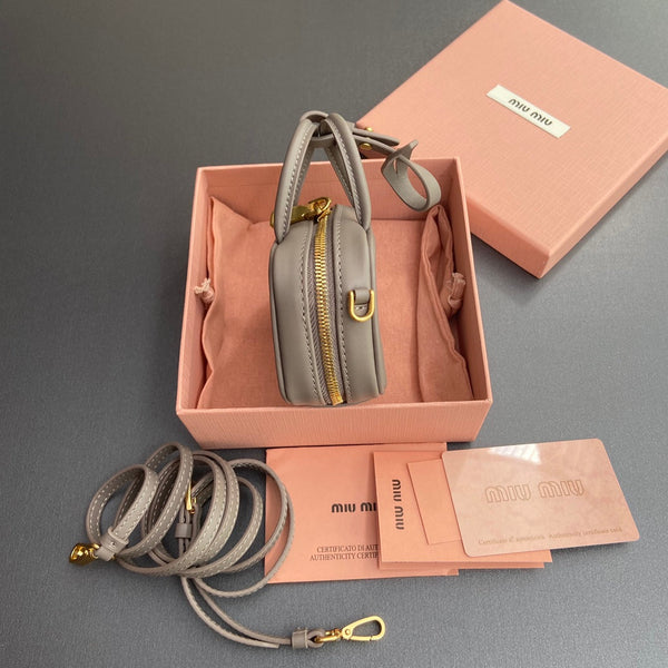 Miu 11 Borsa micro in pelle grigia Beau 240371