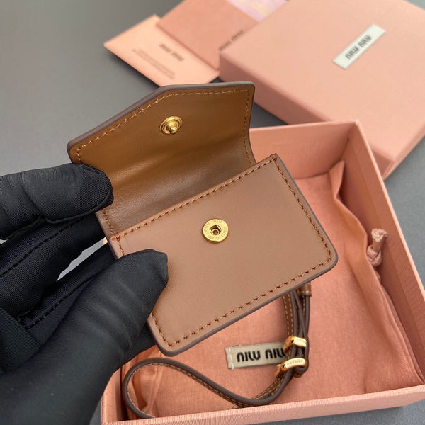 MICRO BORSA 7 IN PELLE DI AGNELLO LISCIA MARRONE FUCILE CON CINTURINO GIALLO