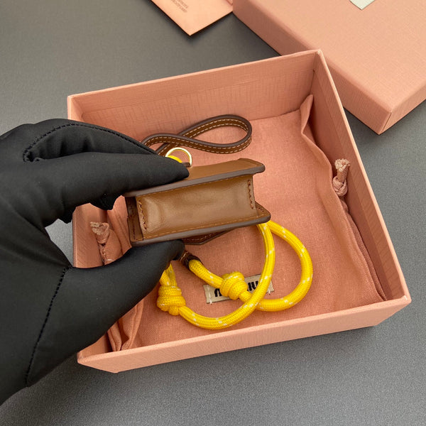 MICRO BORSA 7 IN PELLE DI AGNELLO LISCIA MARRONE FUCILE CON CINTURINO GIALLO