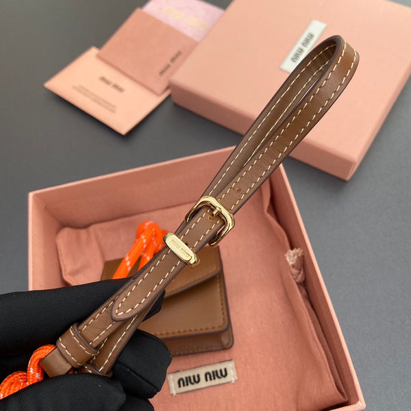 MICRO BORSA 7 IN PELLE DI AGNELLO LISCIA MARRONE FUCILE CON CINTURINO ARANCIONE