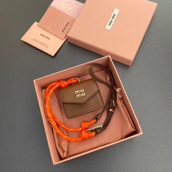 MICRO BORSA 7 IN PELLE DI AGNELLO LISCIA MARRONE FUCILE CON CINTURINO ARANCIONE