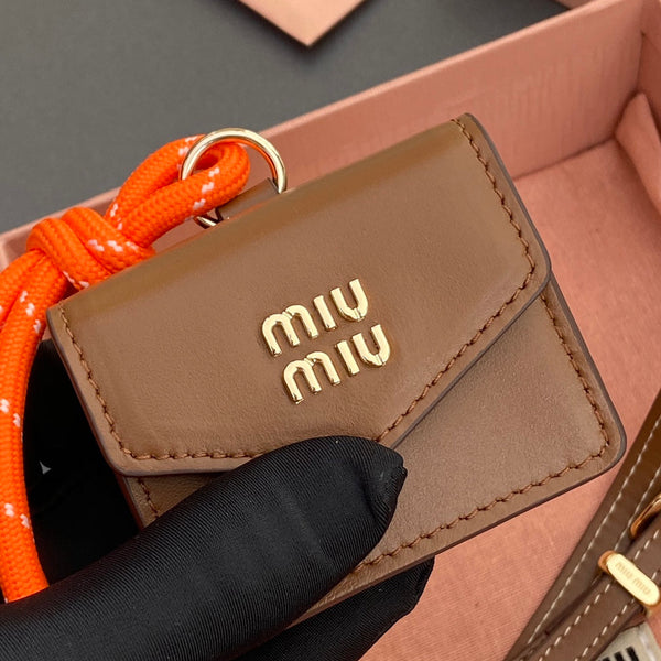 MICRO BORSA 7 IN PELLE DI AGNELLO LISCIA MARRONE FUCILE CON CINTURINO ARANCIONE