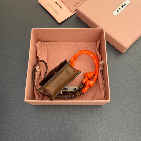 MICRO BORSA 7 IN PELLE DI AGNELLO LISCIA MARRONE FUCILE CON CINTURINO ARANCIONE