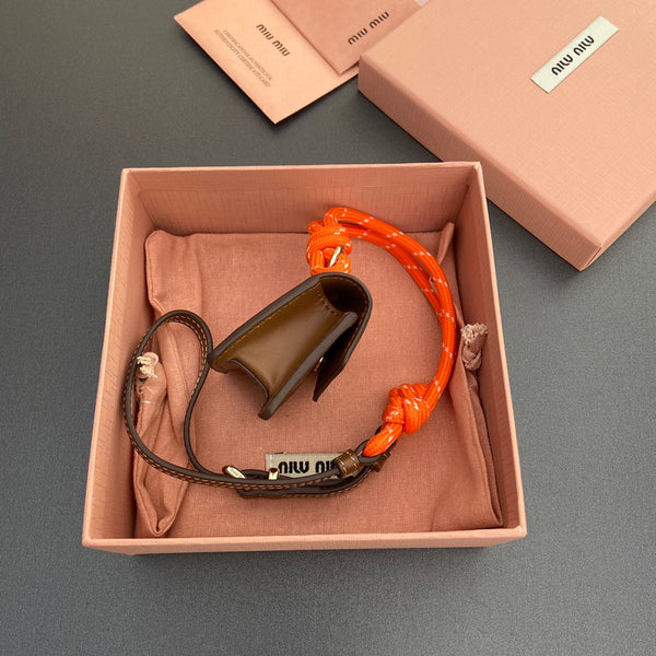 MICRO BORSA 7 IN PELLE DI AGNELLO LISCIA MARRONE FUCILE CON CINTURINO ARANCIONE