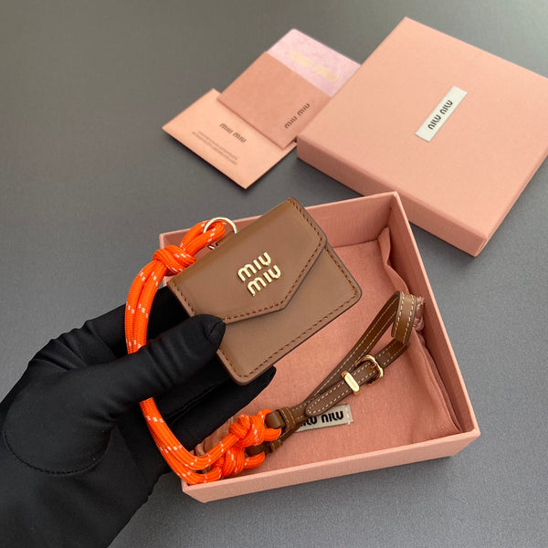 MICRO BORSA 7 IN PELLE DI AGNELLO LISCIA MARRONE FUCILE CON CINTURINO ARANCIONE