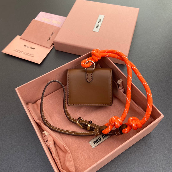 MICRO BORSA 7 IN PELLE DI AGNELLO LISCIA MARRONE FUCILE CON CINTURINO ARANCIONE