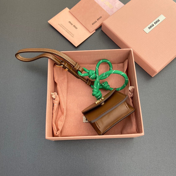 MICRO BORSA 7 IN PELLE DI AGNELLO LISCIA MARRONE FUCILE CINTURINO VERDE