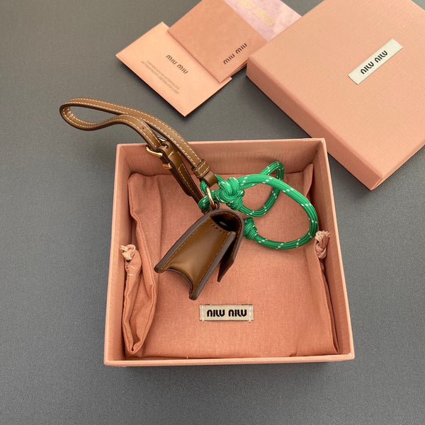 MICRO BORSA 7 IN PELLE DI AGNELLO LISCIA MARRONE FUCILE CINTURINO VERDE