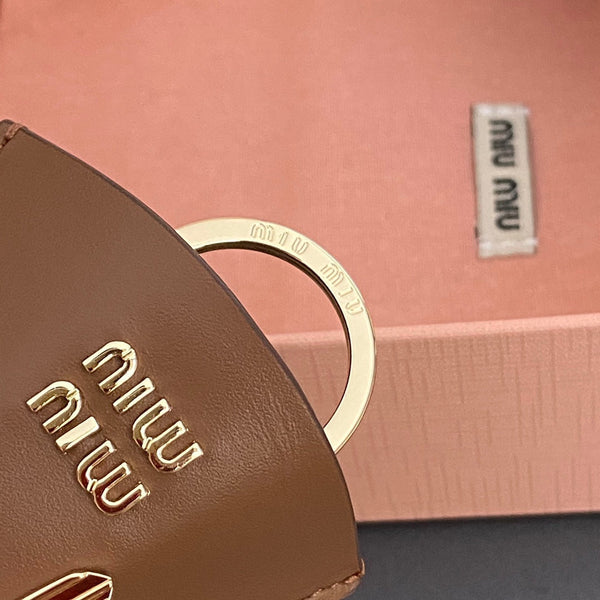 Ciondolo per borsa in pelle con chiave in vitello marrone 240333