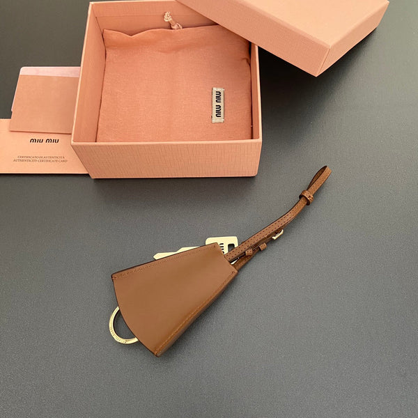 Ciondolo per borsa in pelle con chiave in vitello marrone 240333