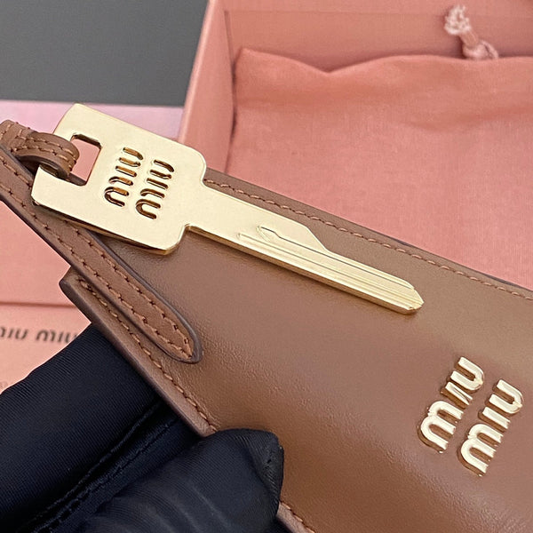 Ciondolo per borsa in pelle con chiave in vitello marrone 240333