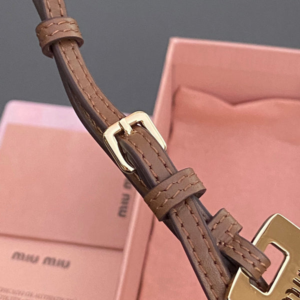 Ciondolo per borsa in pelle con chiave in vitello marrone 240333