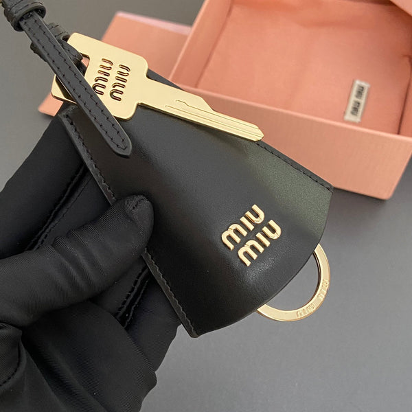 Ciondolo per borsa in pelle con chiave in vitello nero 240335