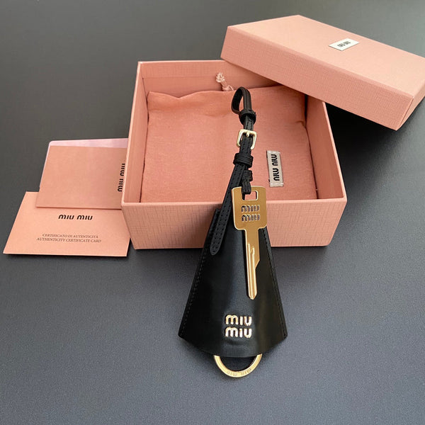 Ciondolo per borsa in pelle con chiave in vitello nero 240335