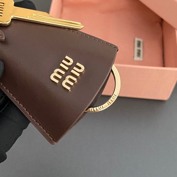 Ciondolo per borsa in pelle con chiave in vitello cioccolato 240337