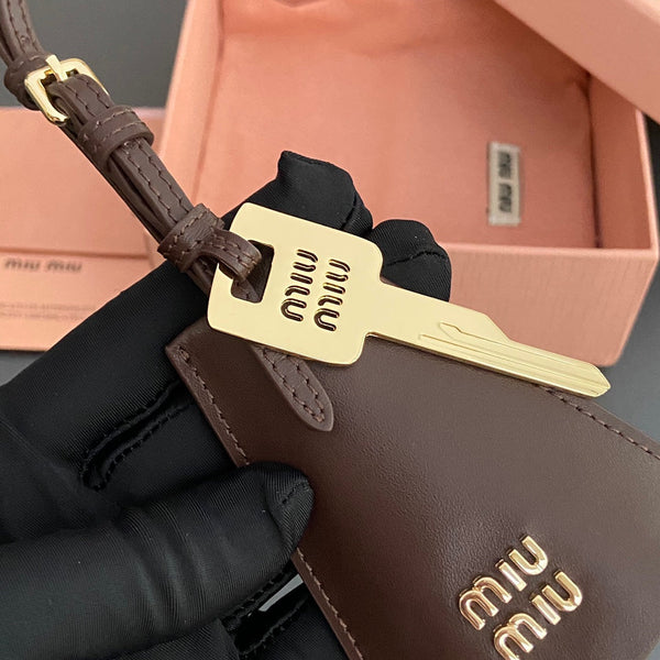 Ciondolo per borsa in pelle con chiave in vitello cioccolato 240337