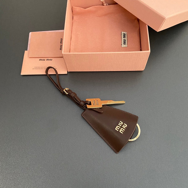 Ciondolo per borsa in pelle con chiave in vitello cioccolato 240337