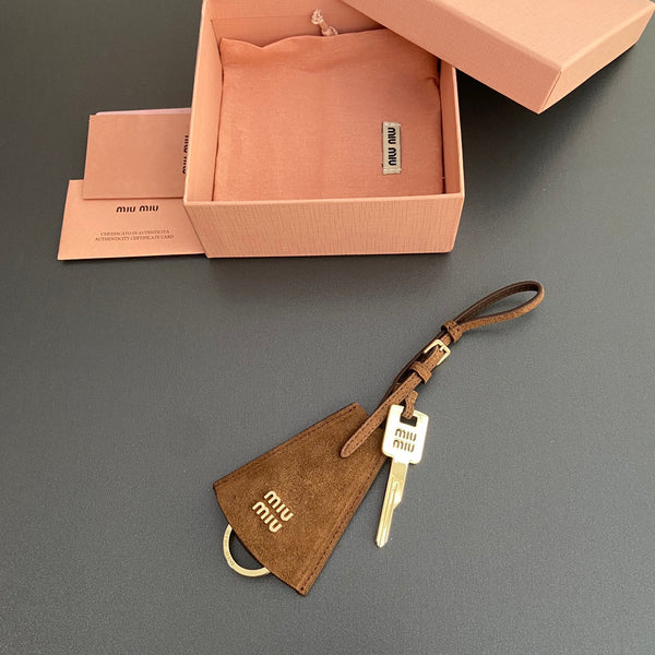 Ciondolo per borsa in pelle con chiave in pelle scamosciata marrone 240339